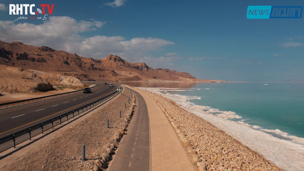תמונה של ים המלח והכביש הצמוד אל ים המלח, ברקע הרים